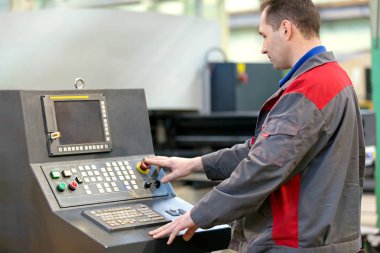 Sanayi işçisi koordinat Delme levha kesme makinası atölyesinde çalışan imalatı