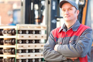 Forklift kamyon Fabrikası ile sanayi işçisi ürünler arka plan bitti