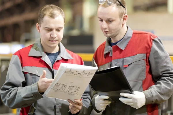 Industriële Productie Werknemers Lezen Technische Tekening Fabriek Workshop Consulting Oplossing — Stockfoto