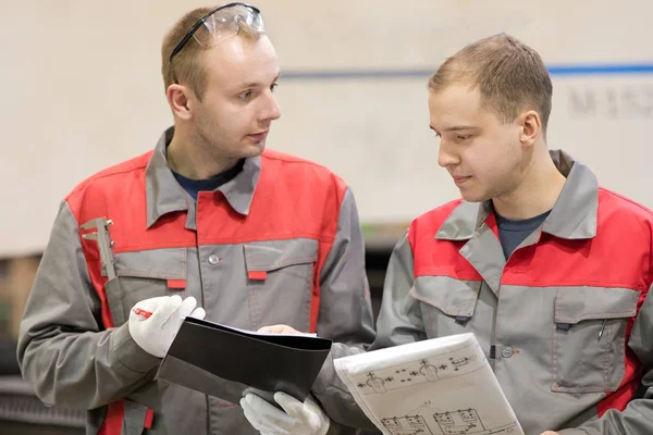 Industriële Productie Werknemers Met Engineering Tekening Klembord Beraadslaagd Fabriek Workshop — Stockfoto