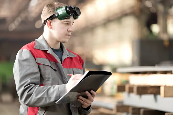 Productie Man Werknemer Met Veiligheidsbril Schrijven Met Behulp Van Klembord — Stockfoto