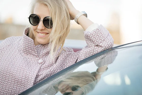 Confiante Bonita Sorrindo Atraente Jovem Mulher Casual Desgaste Perto Carro — Fotografia de Stock