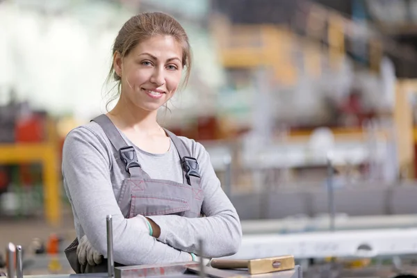 Lachende Productie Vrouwelijke Werknemer Werkplek Fabricage Workshop Achtergrond — Stockfoto