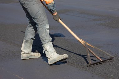 Sıcak karışım esnek asfalt beton kaplama tesviye inşaat yol işçisi