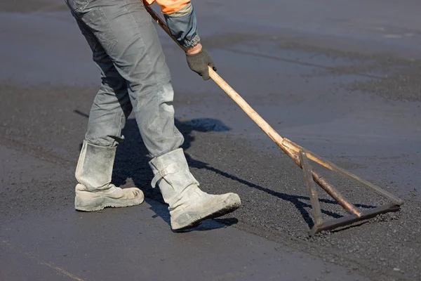 Construction Road Worker Levelling Hot Mix Flexible Asphalt Concrete Pavement — Stock Photo, Image