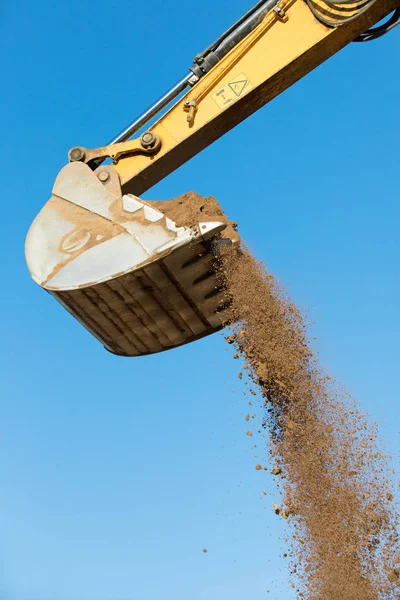 Matériel Construction Excavatrice Déchargeant Sable Sur Fond Ciel Bleu — Photo