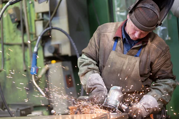 Metal Endüstrisi Fabrika Kaynakçısı Atölyedeki Çelik Levhayı Aşındırıcı Diskle Öğütüyor — Stok fotoğraf
