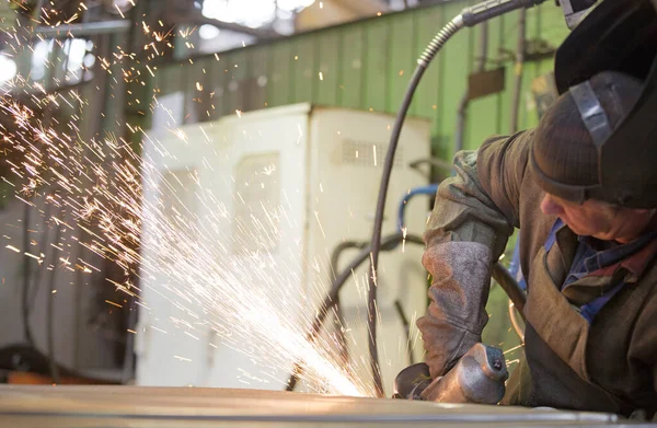 Metaalverwerkende Industrie Fabriek Lasser Arbeider Slijpen Staalplaat Met Vliegende Vonken — Stockfoto