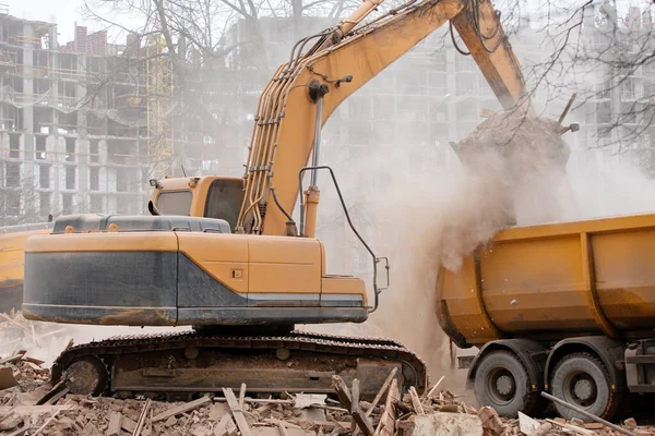 Macchina Escavatore Scarico Rifiuti Costruzione Dalla Casa Distrutta Ribaltabile Camion — Foto Stock