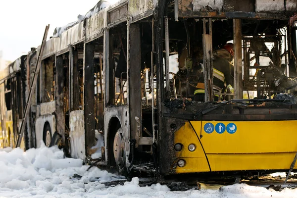 Égett Tömegközlekedési Busz Utcán Miután Tűz Ütött Utazás Közben Tűzoltók — Stock Fotó