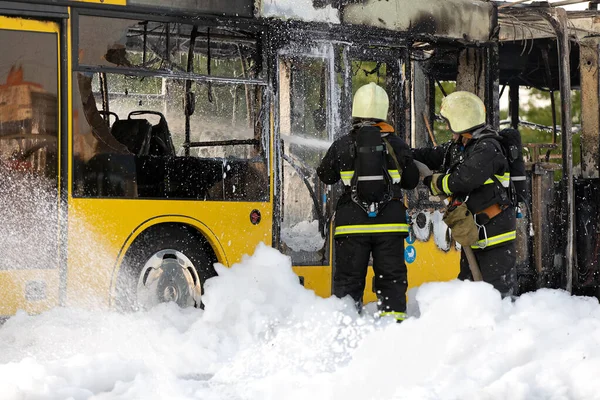 Los Bomberos Apagan Coche Ardiente Con Espuma Autobús Transporte Público — Foto de Stock