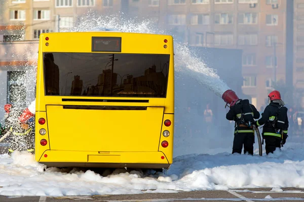 Equipo Bomberos Extinguir Entrenador Llamas Con Espuma Autobús Transporte Público —  Fotos de Stock