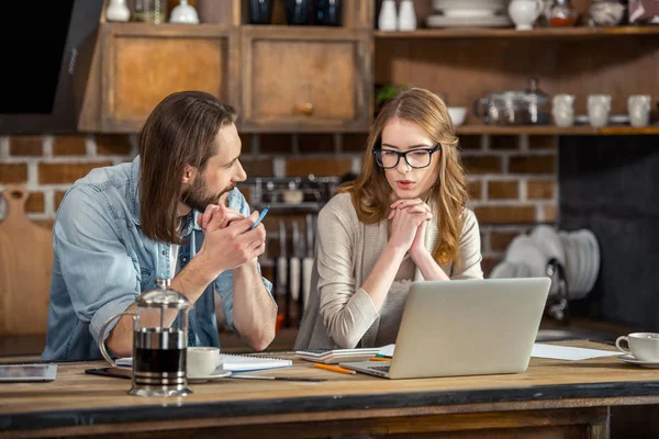 Par som jobber hjemme – stockfoto