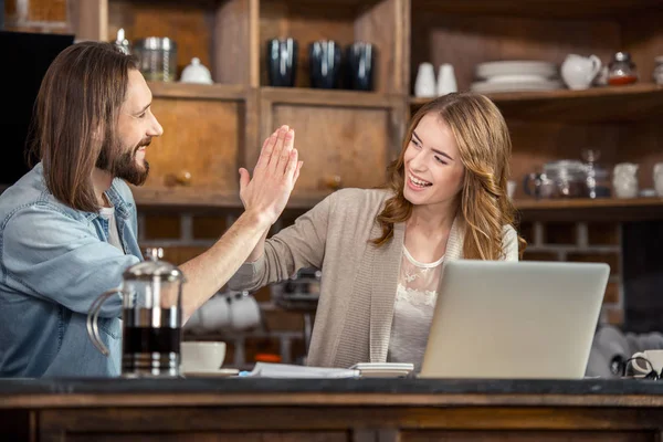 Par som jobber hjemme – stockfoto