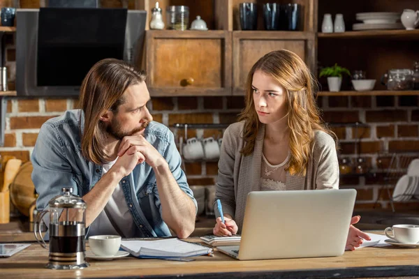 Paar thuis werken — Stockfoto