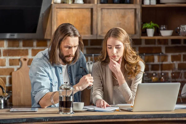 Par som jobber hjemme – stockfoto