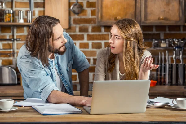 Pareja usando portátil — Foto de Stock