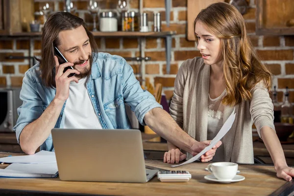 Paar met laptop — Stockfoto