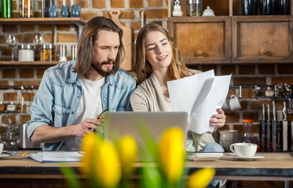 Pareja usando portátil — Foto de Stock