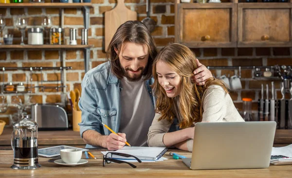 Par som jobber hjemme – stockfoto