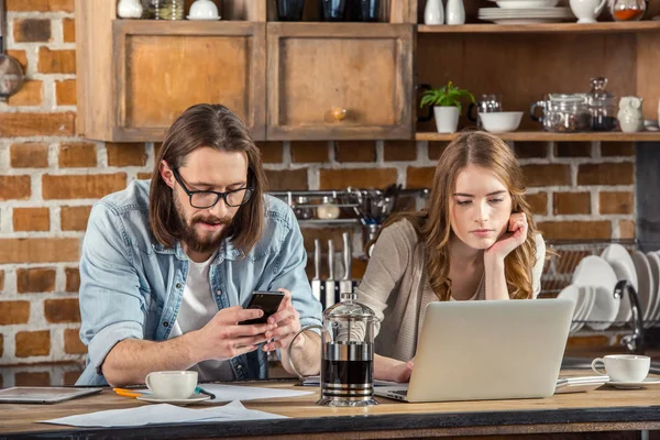 Pareja usando dispositivos digitales — Foto de Stock