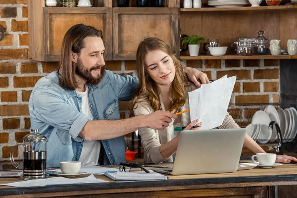 Par som jobber hjemme – stockfoto