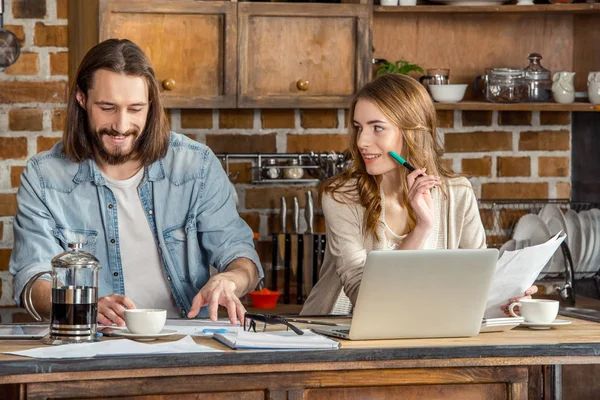 Par som jobber hjemme – stockfoto