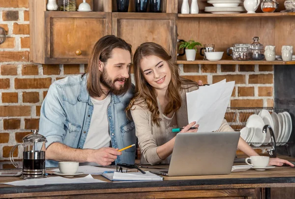 Par som jobber hjemme – stockfoto