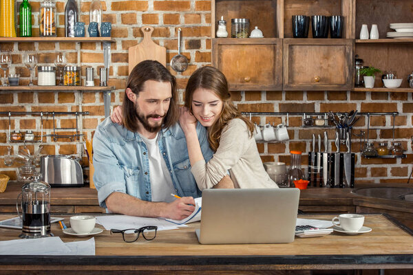 Пара рабочих на дому
 