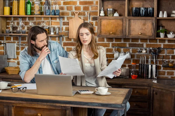 Par som jobber hjemme – stockfoto