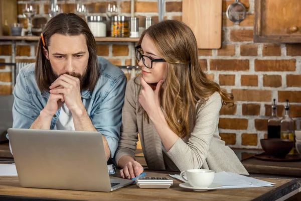 Pareja trabajando en casa — Foto de Stock