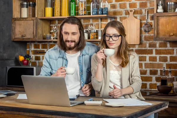 Pareja usando portátil — Foto de Stock