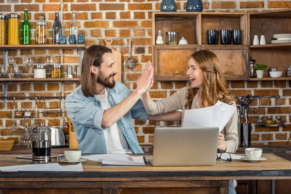 Par som jobber hjemme – stockfoto