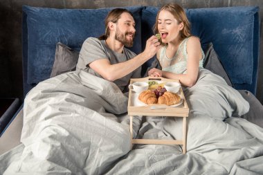 yatakta kahvaltı eder