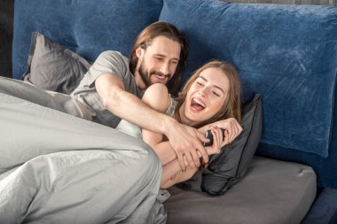 Genç çift yatakta.