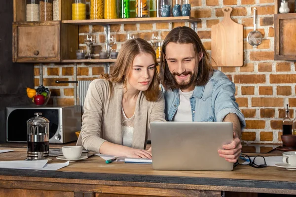 Paar met laptop — Stockfoto