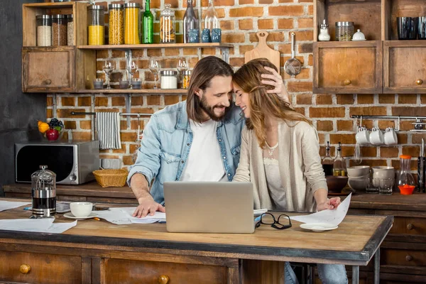 Par som jobber hjemme – stockfoto