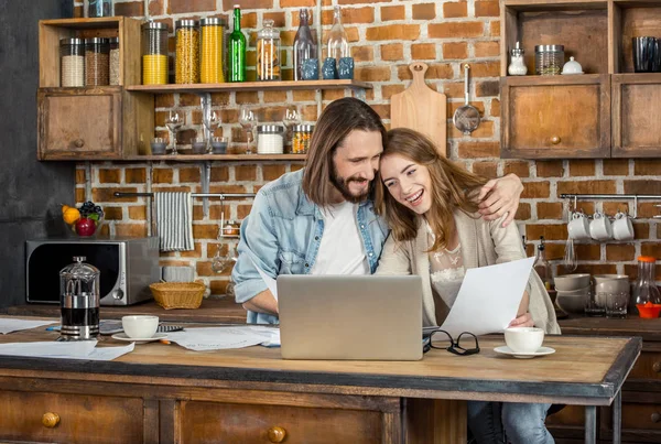 Par som jobber hjemme – stockfoto