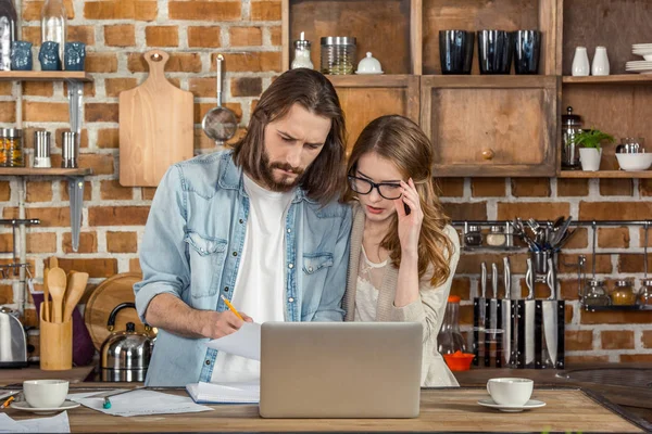 Casal usando laptop — Fotografia de Stock