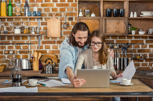 Пара рабочих на дому
