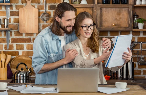 Ehepaar arbeitet zu Hause — Stockfoto