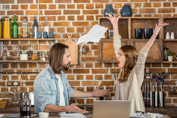 Pareja discutiendo sobre el trabajo — Foto de Stock