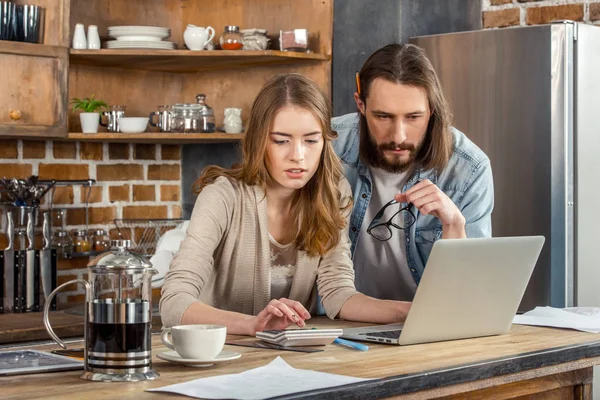 Par ved hjelp av bærbar datamaskin – stockfoto