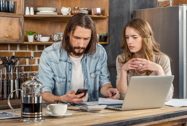 Pareja usando portátil — Foto de Stock