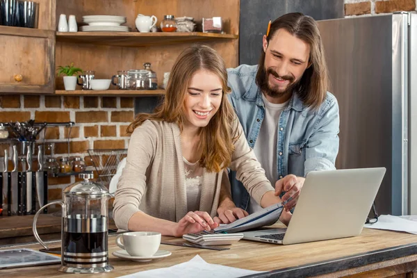 Par ved hjelp av bærbar datamaskin – stockfoto