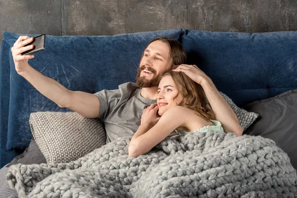 Pareja tomando selfie — Foto de Stock