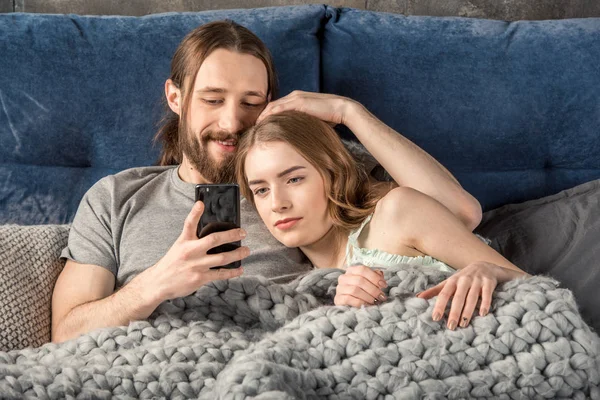 Jong paar in bed — Gratis stockfoto