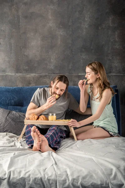 Pareja desayuna en la cama — Foto de Stock