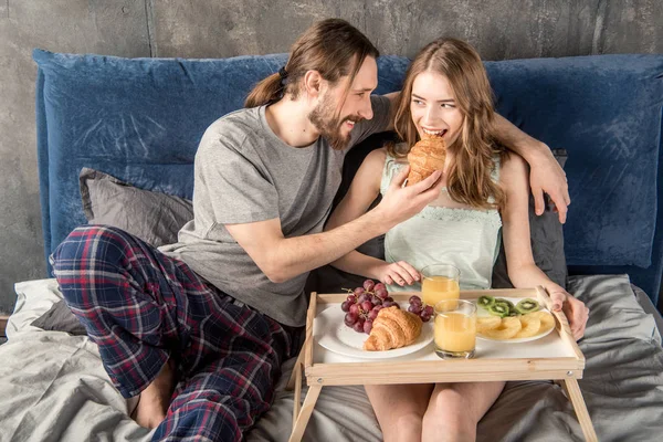 Pareja desayuna en la cama — Foto de Stock