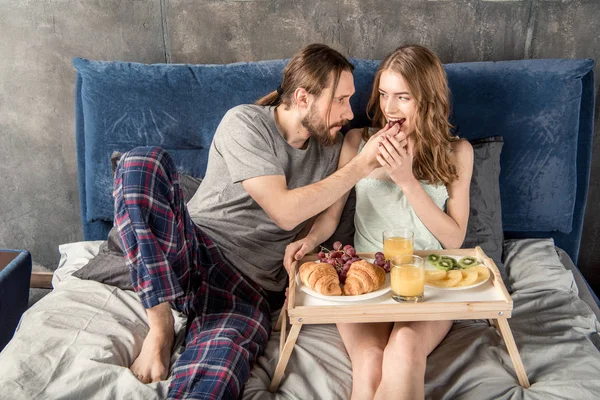 Paar heeft ontbijt in bed — Gratis stockfoto